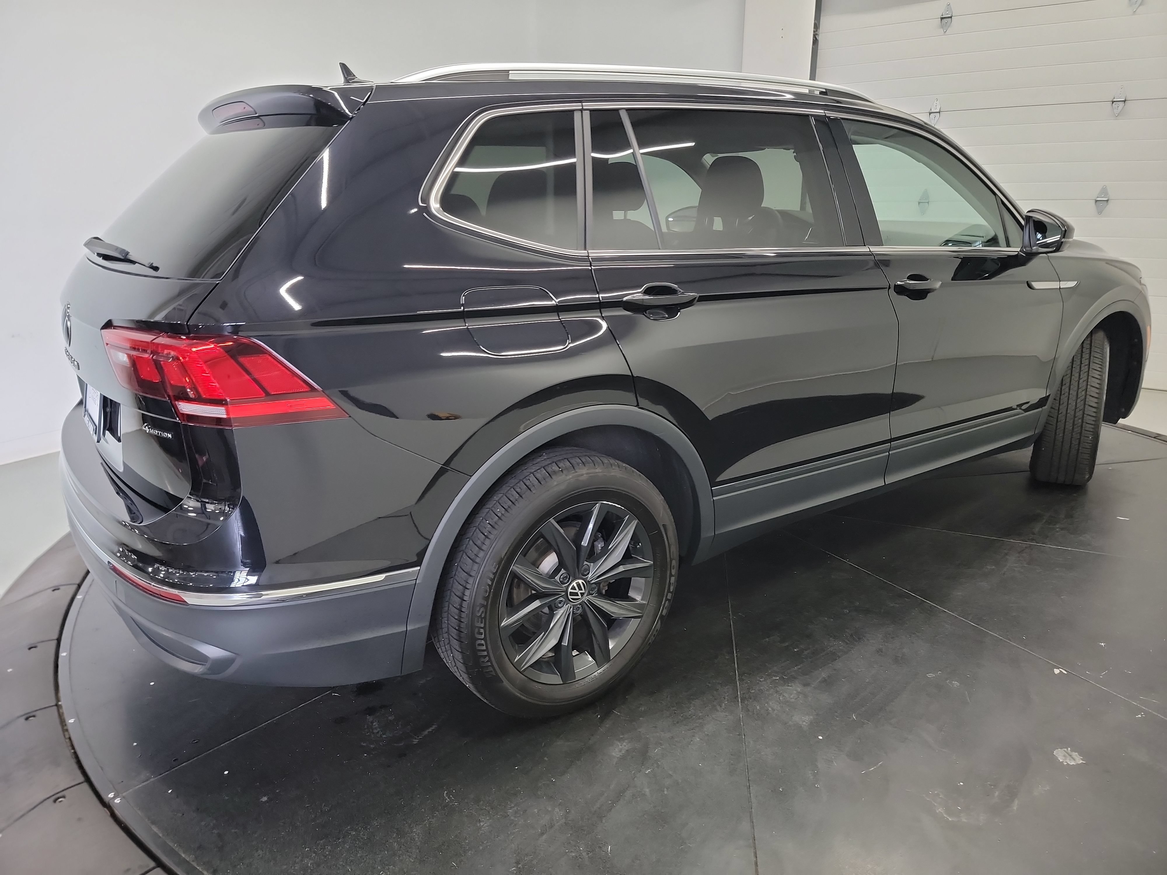 Used 2024 Volkswagen Tiguan SE AWD/4WD image 9