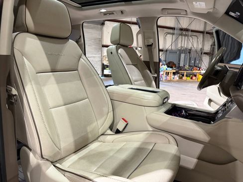Used 2021 GMC Yukon XL Denali w/ Denali Premium Package image 31