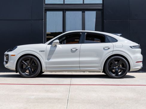 New 2025 Porsche Cayenne Turbo image 2