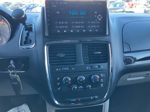 Used 2016 Dodge Grand Caravan SE image 17