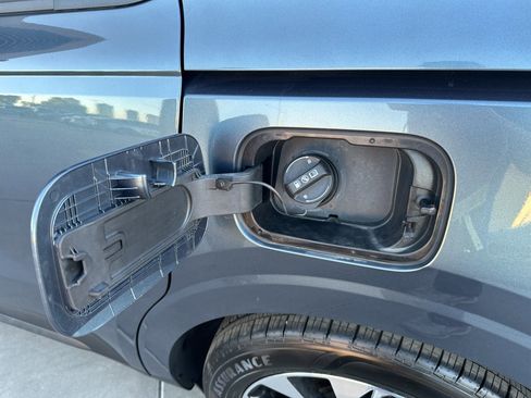 Used 2024 Kia Carnival EX image 37