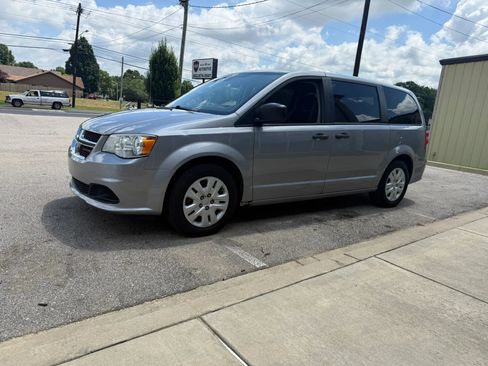 Used 2019 Dodge Grand Caravan SE FWD image 4