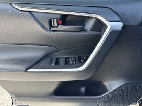 Used 2019 Toyota RAV4 LE FWD image 13