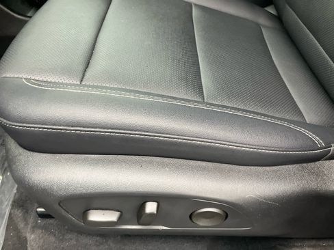 Used 2025 Chevrolet Traverse LT image 12