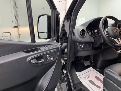 Used 2019 Mercedes-Benz Sprinter 2500 image 16