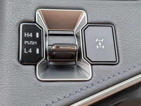 Used 2025 Lexus GX 550 w/ Accessory Package (2T) AWD/4WD image 17