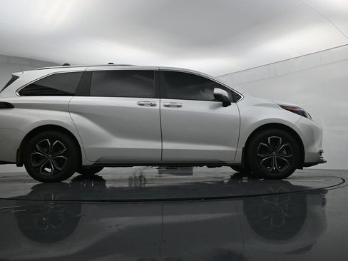 Used 2025 Toyota Sienna Platinum AWD/4WD image 24