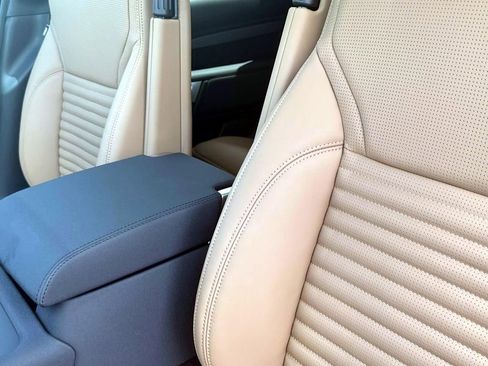 New 2025 Land Rover Discovery Dynamic SE image 18