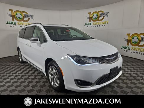 Used 2018 Chrysler Pacifica Limited image 1