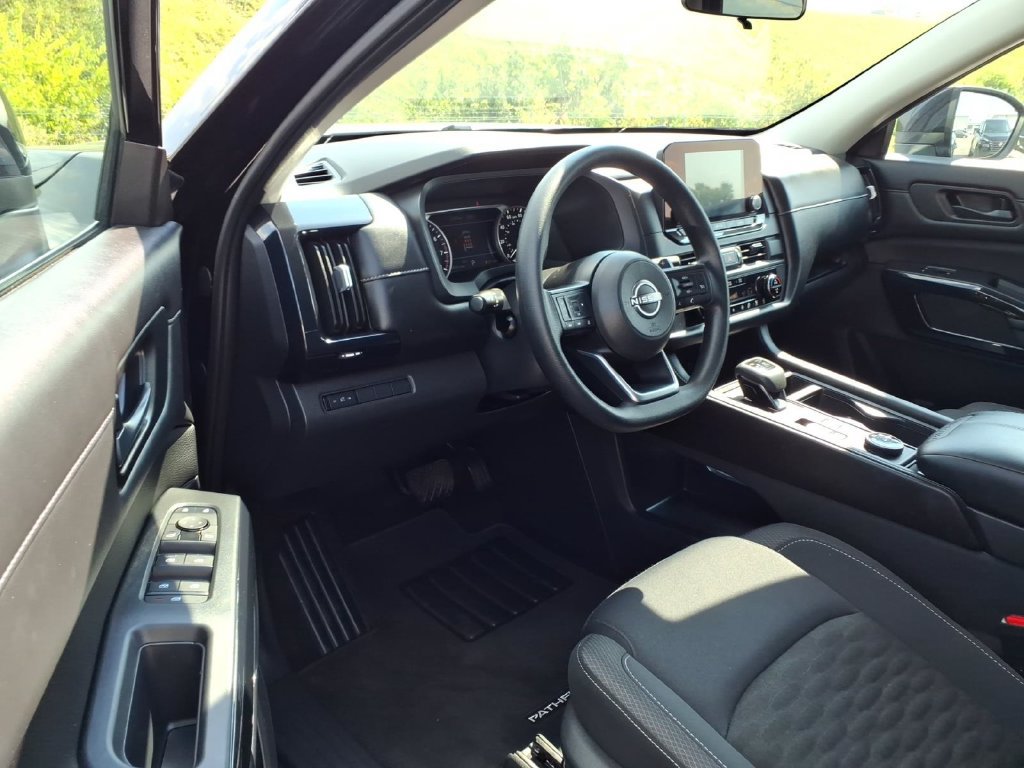 Used 2025 Nissan Pathfinder S AWD/4WD image 6