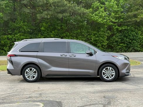 Used 2021 Toyota Sienna Limited AWD/4WD image 3