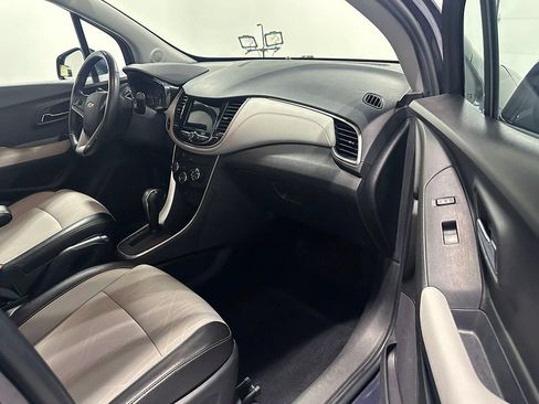 Used 2019 Chevrolet Trax LT w/ LT Convenience Package AWD/4WD image 23