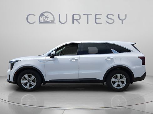Used 2024 Kia Sorento LX FWD image 2