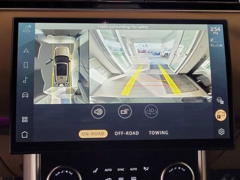 Used 2023 Land Rover Range Rover SE image 12