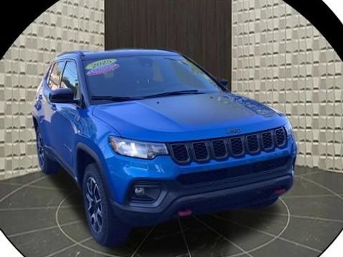 Used 2025 Jeep Compass Trailhawk w/ Trailhawk Convenience Group AWD/4WD image 1