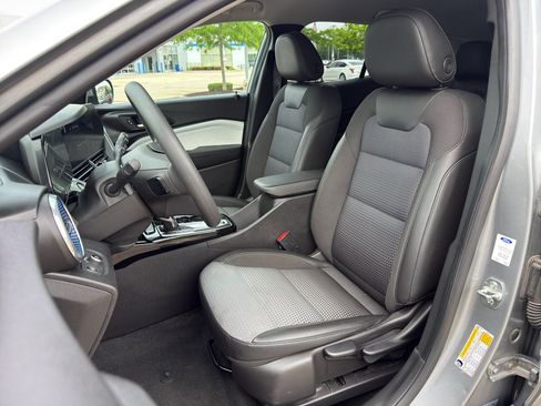 Used 2025 Chevrolet Trax LT FWD image 11