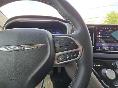 Used 2022 Chrysler Pacifica Touring-L FWD image 12