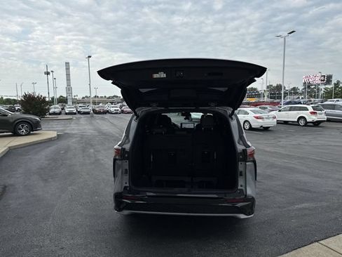 Used 2025 Toyota Sienna XSE w/ XSE Premium Package FWD image 17