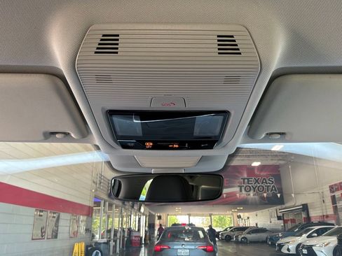 Used 2026 Volkswagen Tiguan SE FWD image 16