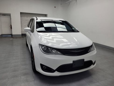 Used 2018 Chrysler Pacifica Touring Plus w/ S Appearance Package image 14