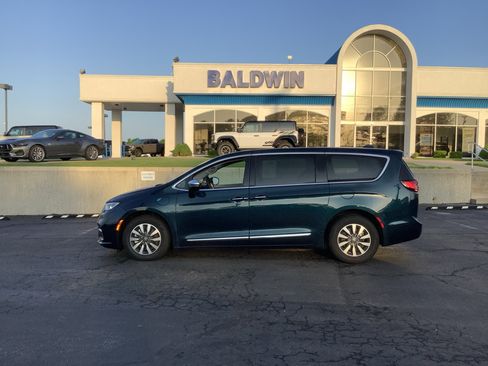 Used 2023 Chrysler Pacifica Limited FWD image 4