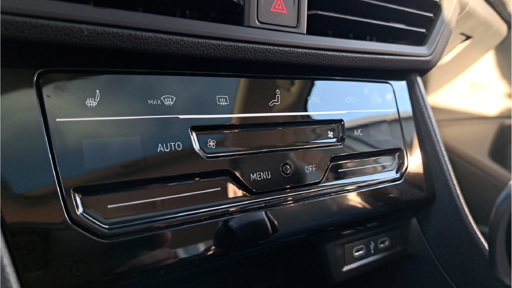 Used 2025 Volkswagen Jetta SE FWD image 23