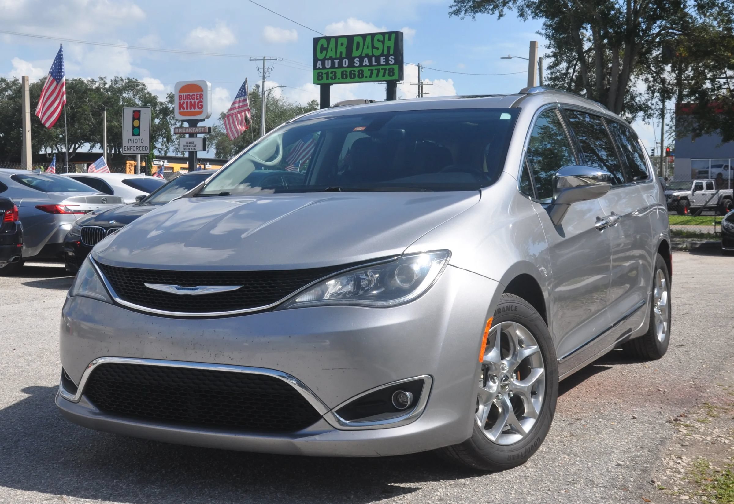 Used 2018 Chrysler Pacifica Limited FWD image 3