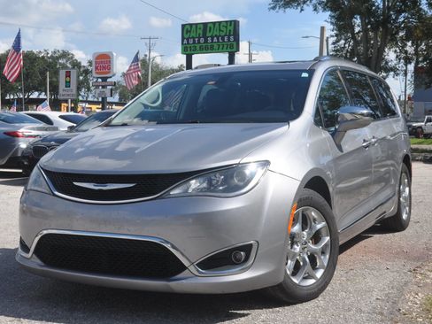 Used 2018 Chrysler Pacifica Limited FWD image 3