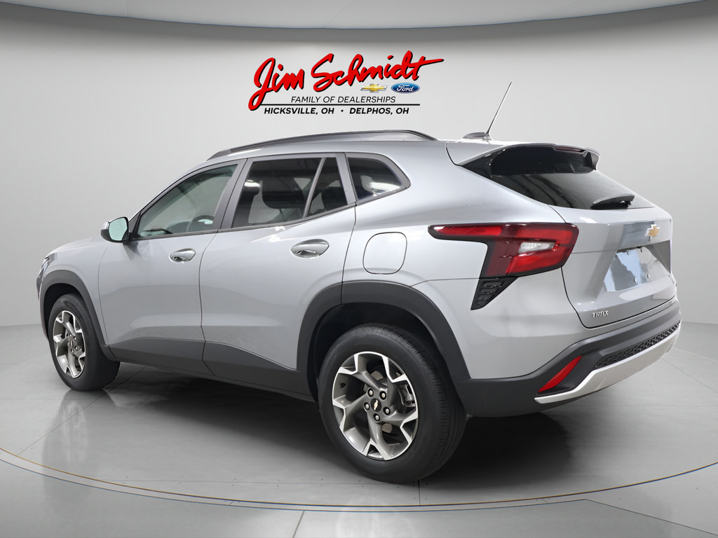 Used 2025 Chevrolet Trax LT w/ LT Convenience Package FWD image 4