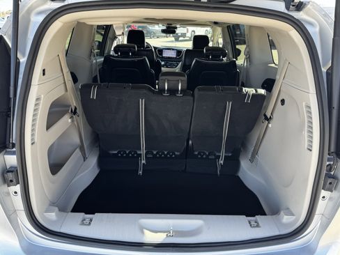 Used 2023 Chrysler Pacifica Limited image 33