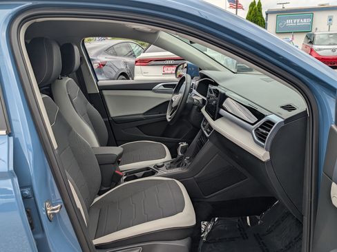 Used 2025 Volkswagen Taos SE AWD/4WD image 11