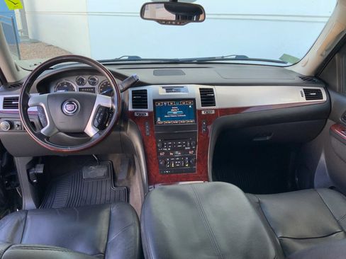 Used 2011 Cadillac Escalade Luxury AWD/4WD image 10