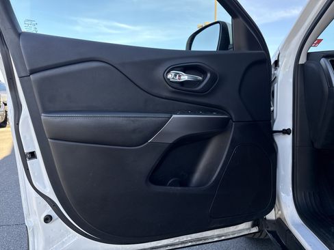 Used 2019 Jeep Cherokee Latitude w/ Popular Appearance Group image 9