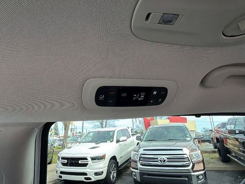 Used 2022 Chrysler Pacifica Touring-L w/ Uconnect Theater Family Group FWD image 16