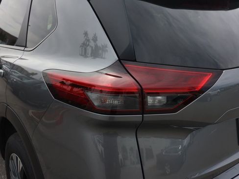 Used 2023 Nissan Rogue SV image 7