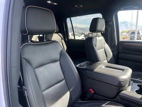 Used 2023 Chevrolet Suburban Premier AWD/4WD image 18