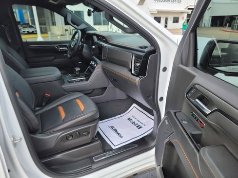 Used 2024 GMC Sierra 1500 AT4 w/ Technology Package image 8
