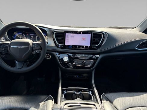 Certified 2022 Chrysler Pacifica Limited w/ Uconnect Theater Family Group AWD/4WD image 11