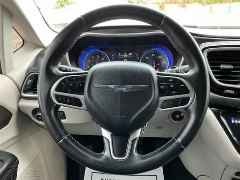 Used 2017 Chrysler Pacifica Touring-L w/ Tire & Wheel Group image 38