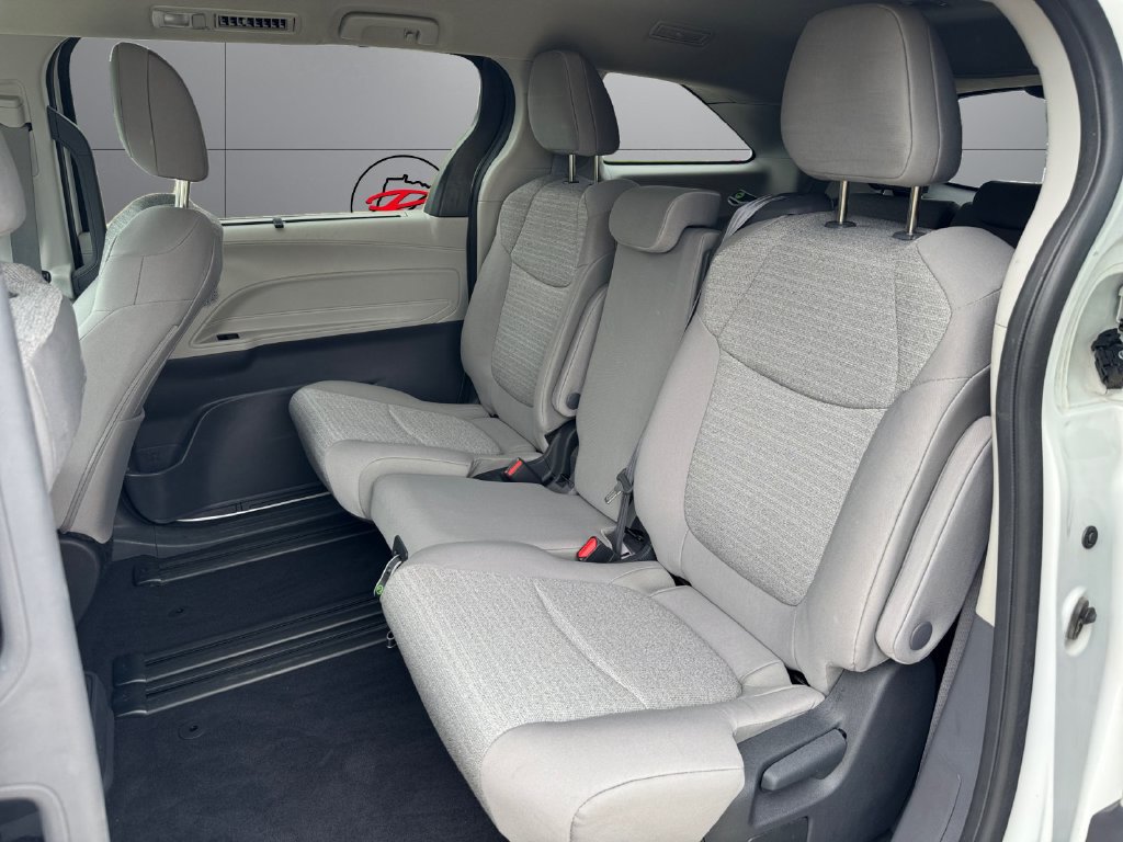 Used 2023 Toyota Sienna LE AWD/4WD image 18