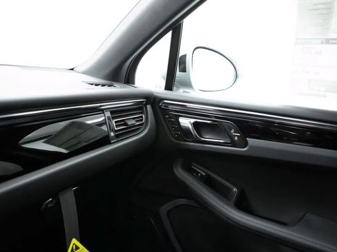 Certified 2026 Porsche Macan AWD/4WD image 30