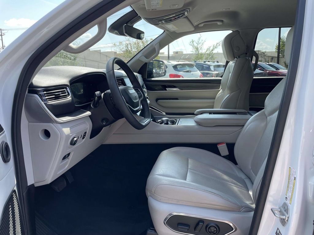 Used 2024 Jeep Wagoneer L Series II w/ Flexible Seating Group AWD/4WD image 15