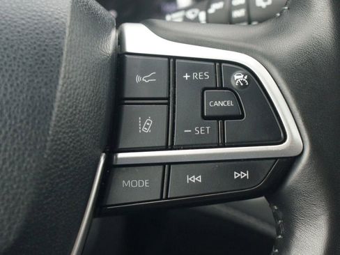 Used 2024 Toyota Highlander LE AWD/4WD image 10