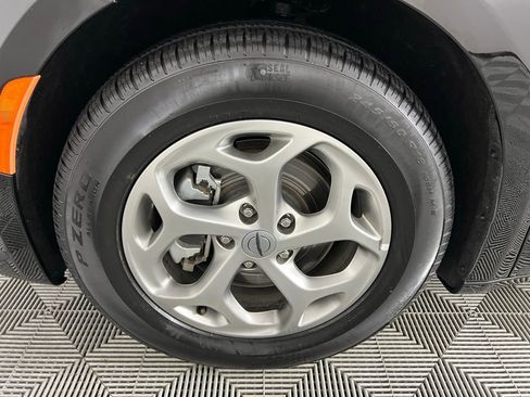 Certified 2024 Chrysler Pacifica Limited image 11