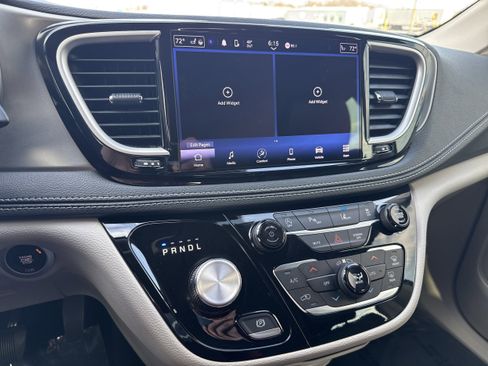 Used 2023 Chrysler Pacifica Touring-L image 17