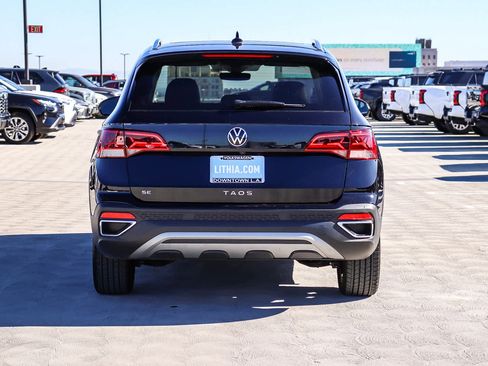 Used 2023 Volkswagen Taos SE w/ Panoramic Sunroof Package image 5