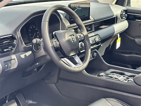 New 2025 Honda Pilot Touring image 13