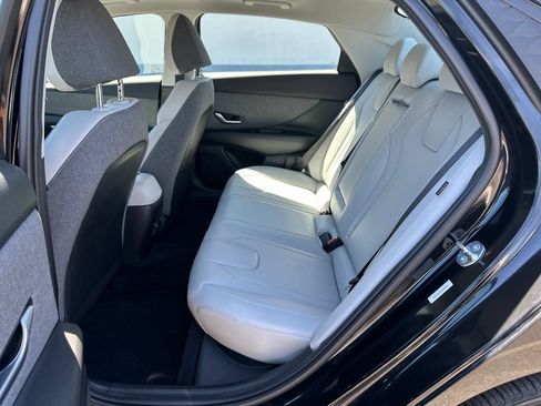 Certified 2025 Hyundai Elantra Limited FWD image 15