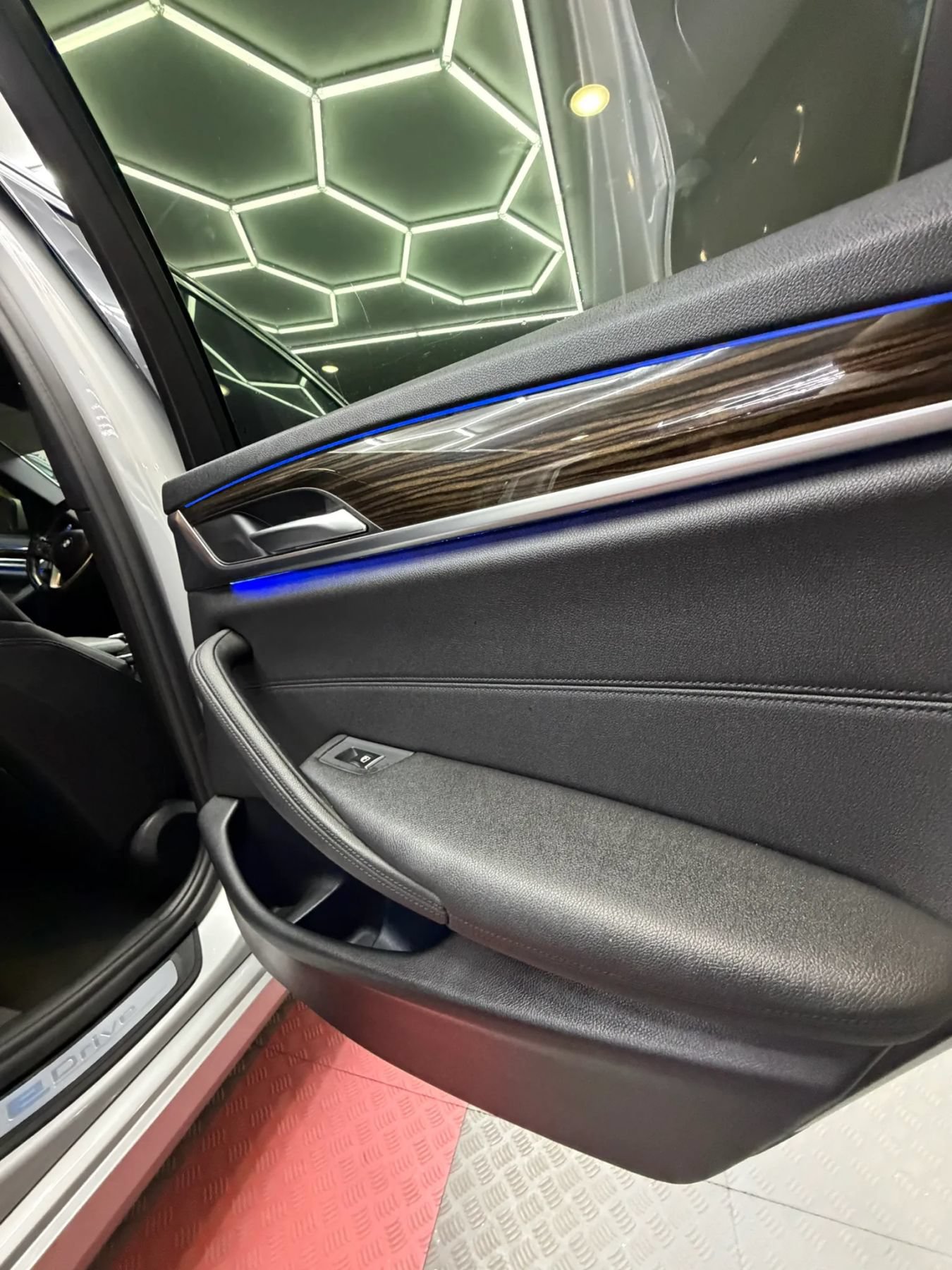 Used 2018 BMW 530e w/ Premium Package 2 RWD image 30