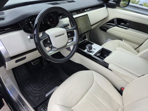 Used 2025 Land Rover Range Rover SE image 11